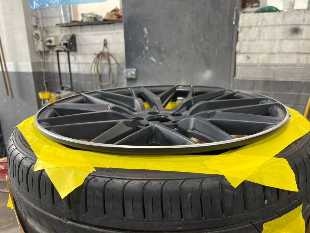 Alloy wheel refinished with a polished lip